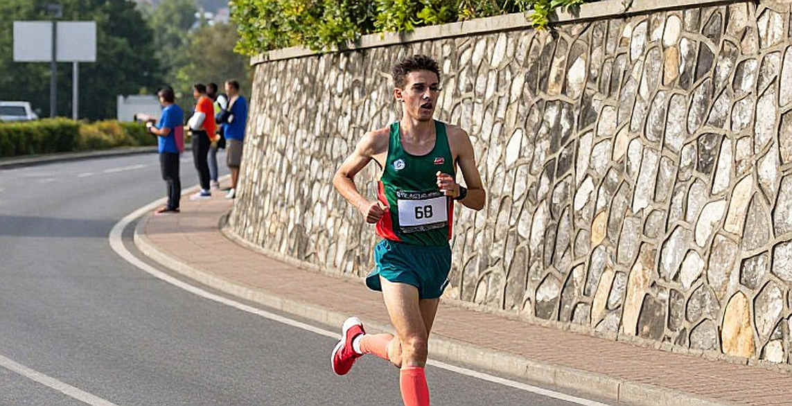 ৩৭ ডিগ্রির ক্যাম্পে সেলাই করা স্যুট, আর ১:৫৬.৪০-এর নীরব হিসাব